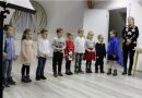 Nagyesztergár – Egy-egy lakos egy-egy díszt akasztott a fenyőágakra